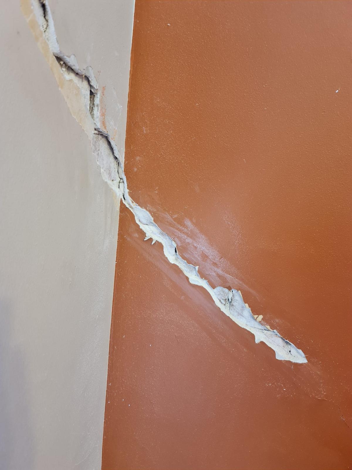 Hairline crack and render repair (6)